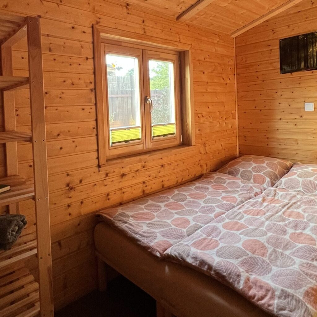 Schlafzimmer - AUSZEIT IN DER NATUR - WALD(H)AUSZEIT - Waldhaus und Zirbenholz Tiny House in Mücke