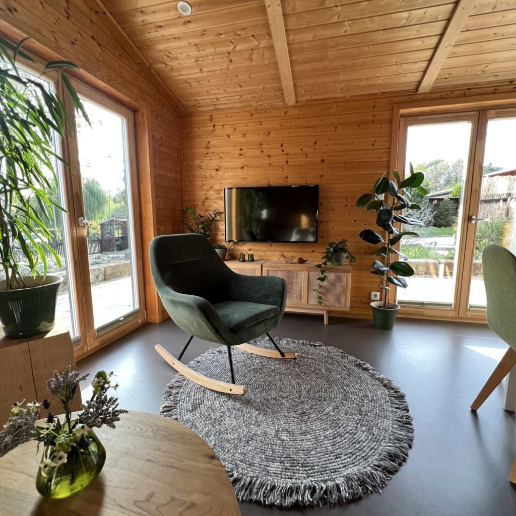 Wohnzimmer - AUSZEIT IN DER NATUR - WALD(H)AUSZEIT - Waldhaus und Zirbenholz Tiny House in Mücke
