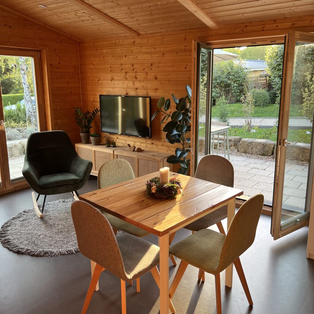 Wohnzimmer - AUSZEIT IN DER NATUR - WALD(H)AUSZEIT - Waldhaus und Zirbenholz Tiny House in Mücke