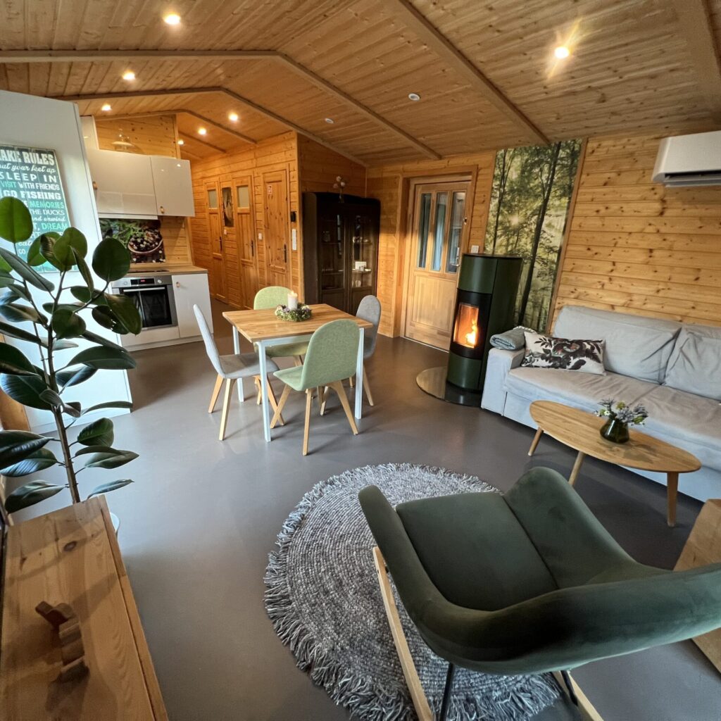 Wohnzimmer - AUSZEIT IN DER NATUR - WALD(H)AUSZEIT - Waldhaus und Zirbenholz Tiny House in Mücke