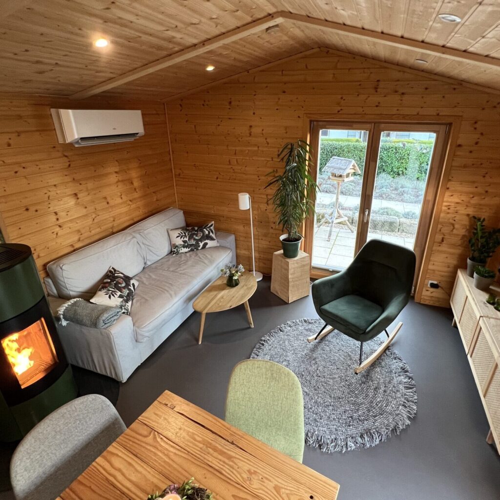 Wohnzimmer - AUSZEIT IN DER NATUR - WALD(H)AUSZEIT - Waldhaus und Zirbenholz Tiny House in Mücke